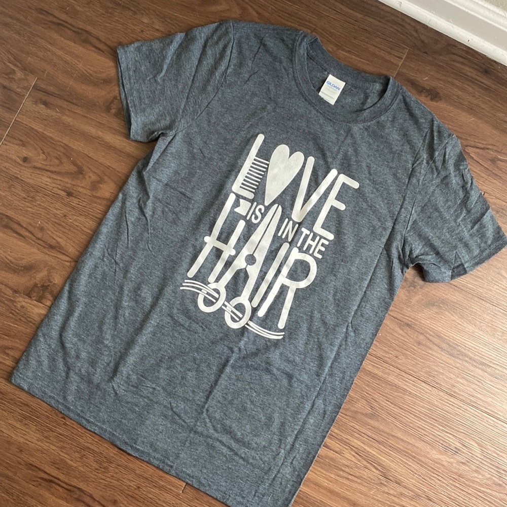 ✨HP✨ Gray “Love Is In The Hair” Hairdresser T-Shirt